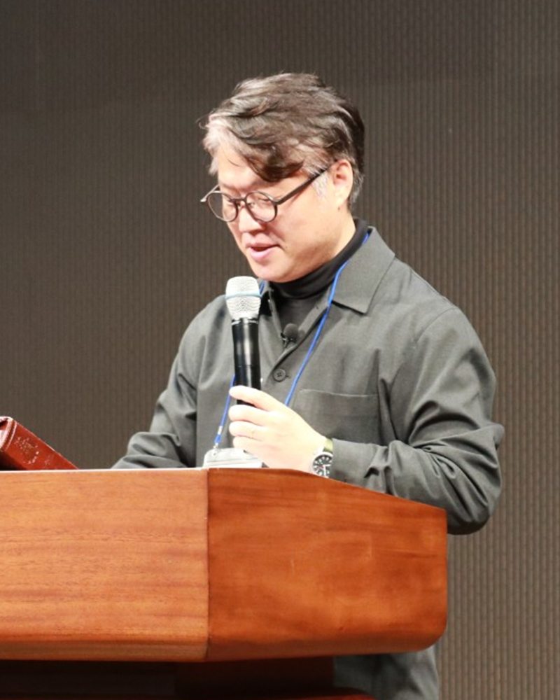 강단에서 마이크를 들고 강의하는 김대진 목사